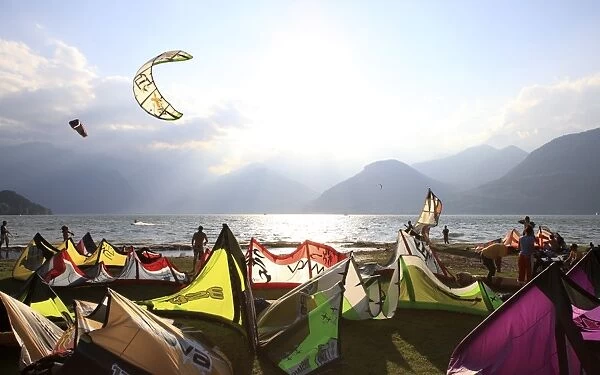 LOM2309. Kite surfers, Colico, Lake Como, Italian Lakes, Lombardy, Italy, Europe