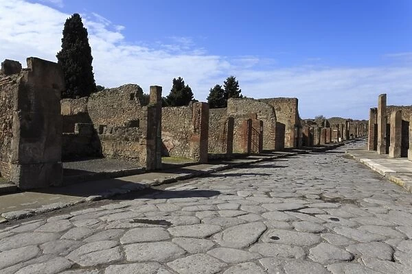 Long cobbled street, Roman ruins of Pompeii, UNESCO World Heritage Site, Campania