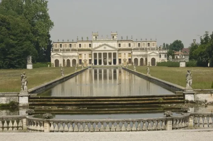 Framed Print : The long pond and the annexe of the 18th century Villa Pisano at Stra, Riviera du Brenta Framed Print : The long pond and the annexe of the 18th century Villa Pisano at Stra, Riviera du Brenta