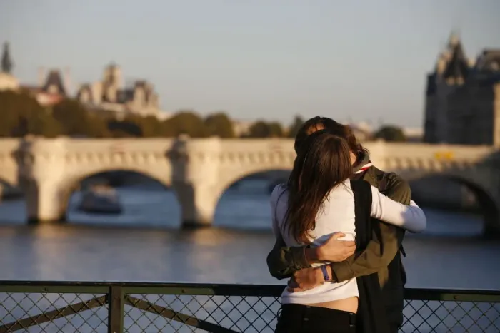 Framed Print : Lovers on Paris bridge, Paris, France, Europe Framed Print : Lovers on Paris bridge, Paris, France, Europe