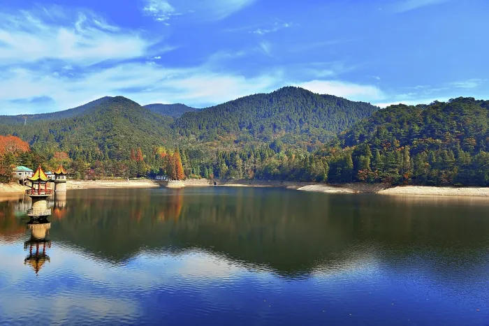Framed Print : Lulin Lake in Lushan (Mount Lu), Jiujiang City, Jiangxi, China. Lushan is a UNESCO World Heritage site, it is one of China's most famous mountains known for its natural beauty Framed Print : Lulin Lake in Lushan (Mount Lu), Jiujiang City, Jiangxi, China. Lushan is a UNESCO World Heritage site, it is one of China's most famous mountains known for its natural beauty