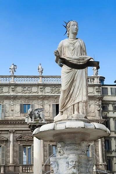 Madonna Verona statue, the Venetian lion of San Marco, Palazzo Maffei, Piazza delle Erbe, Verona, UNESCO World Heritage Site, Veneto, Italy, Europe