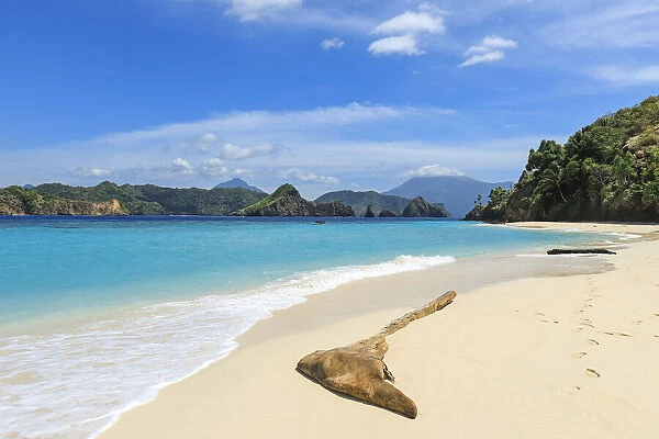 Mahoro Island white sand beach with Masare and Pahepa Islands beyond, Mahoro, Siau, Sangihe Archipelago, North Sulawesi, Indonesia, Southeast Asia, Asia