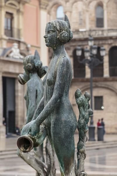Maiden statue, Central Fountain representing Rio Turia, and cathedral, Plaza de la Virgen, Valencia, Spain, Europe