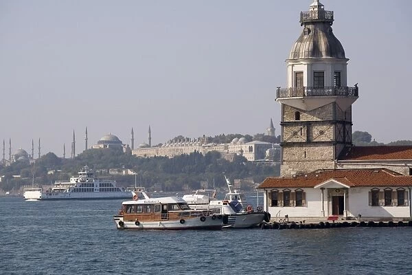 Maidens tower (Kizkulesi), former tollbooth in Bosphorus, with Topkapi palace