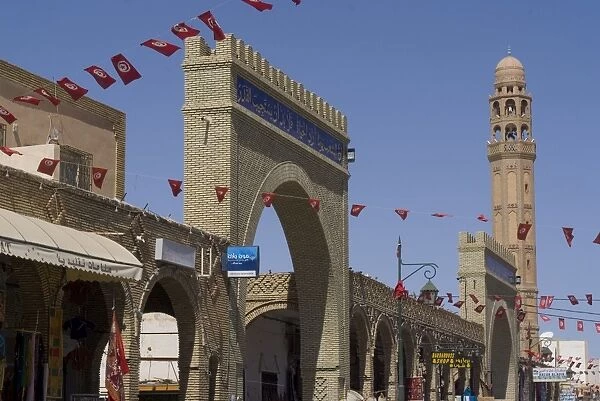 Main street and mosque, Tozeur, Tunisia, North Africa, Africa