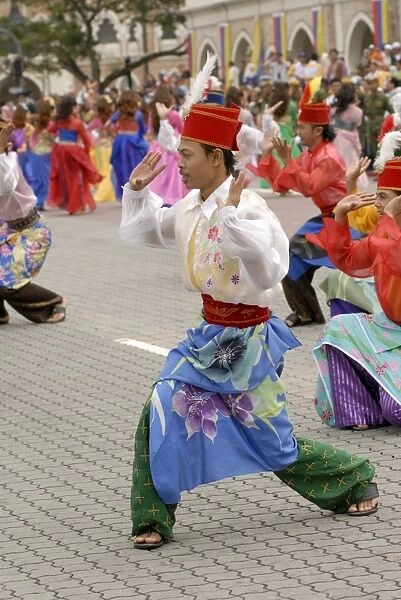 Malay dancers wearing traditional dress at celebrations