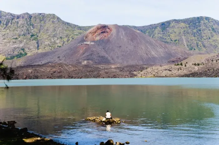 Framed Print : Man fishing in front of Mount Baru Jari, Segara Anak Lake at the bottom of Mount Rinjani volcano crater, Lombok, Indonesia, Southeast Asia, Asia Framed Print : Man fishing in front of Mount Baru Jari, Segara Anak Lake at the bottom of Mount Rinjani volcano crater, Lombok, Indonesia, Southeast Asia, Asia