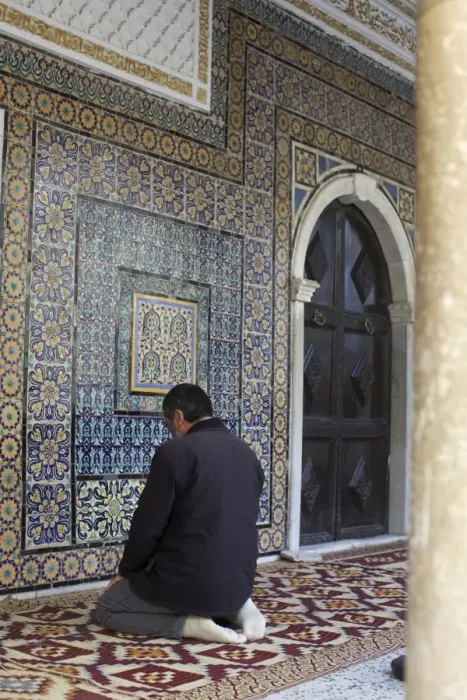 Framed Print : Man praying at the mosque in the suk of the Medina, Tripoli, Libya, North Africa, Africa Framed Print : Man praying at the mosque in the suk of the Medina, Tripoli, Libya, North Africa, Africa