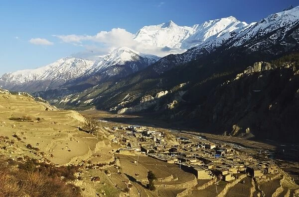 Manang village and Annapurna Himalayan Range, Marsyangdi River Valley, Annapurna Conservation Area, Gandaki, Western Region (Pashchimanchal), Nepal, Himalayas, Asia