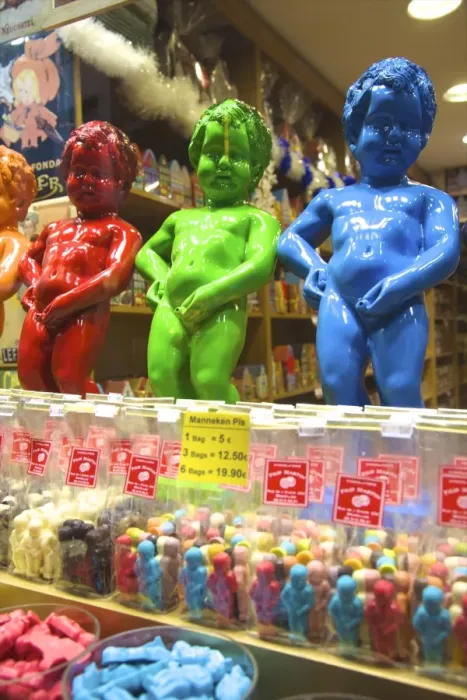 Framed Print : Manneken Pis display in a sweet shop, Brussels, Belgium, Europe Framed Print : Manneken Pis display in a sweet shop, Brussels, Belgium, Europe