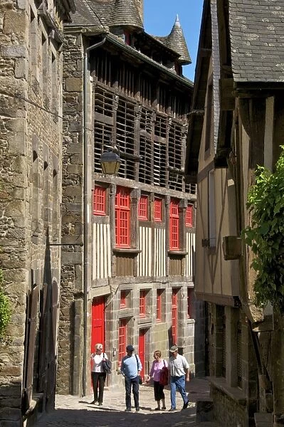 Mansions and ancient barn dating from the 16th century on Jerzual street, with tourists, Old Town, Dinan, Cotes d Armor, Brittany, France, Europe
