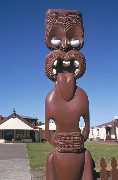Maori totem carving