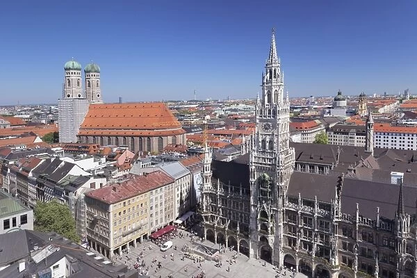 Marienplatz Square with town hall (Neues Rathaus) and Frauenkirche church, Munich