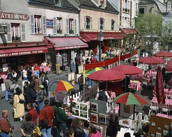 Market stalls and outdoor cafes in the Place du Tertre, Montmartre, Paris, France, Europe
