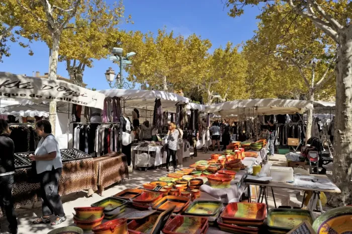 Framed Print : Market stalls, St. Tropez, Var, Provence, Cote d Azur, France, Europe