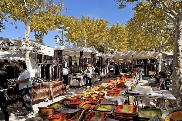 Market stalls, St. Tropez, Var, Provence, Cote d Azur, France, Europe