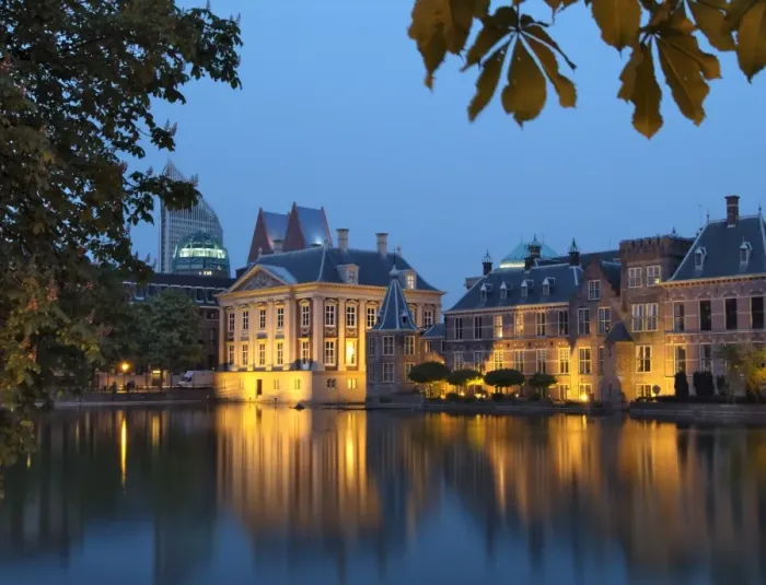 Framed Print : Mauritshuis and government buildings of Binnenhof at night