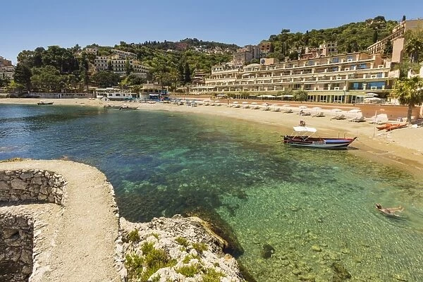 Mazzaro Bay and the Mazzaro Sea Palace hotel in this popular north east tourist town, Taormina, Catania Province, Sicily, Italy, Mediterranean, Europe
