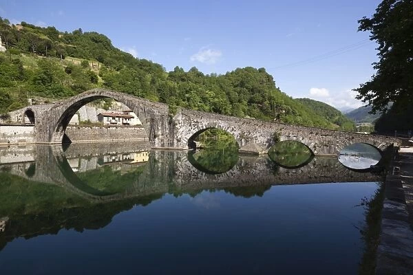 Medieval bridge of Ponte della Maddalena on the River Serchio, Borgo a Mozzano, near Lucca, Garfagnana, Tuscany, Italy, Europe