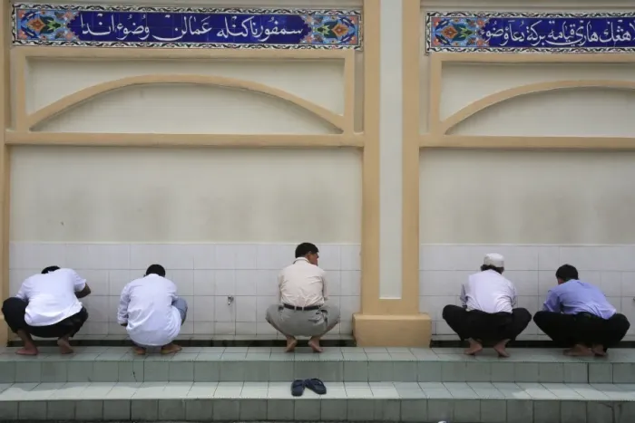 Framed Print : Men washing before prayers, Masjid Kampung Mosque, Kuala Lumpur, Malaysia