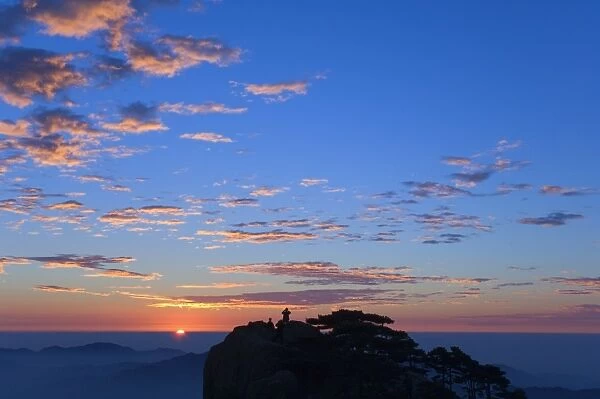 Men watching sunrise, Huang Shan (Yellow Mountain), UNESCO World Heritage Site