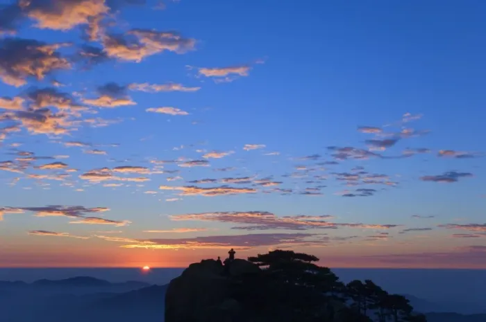 Framed Print : Men watching sunrise, Huang Shan (Yellow Mountain), UNESCO World Heritage Site Framed Print : Men watching sunrise, Huang Shan (Yellow Mountain), UNESCO World Heritage Site