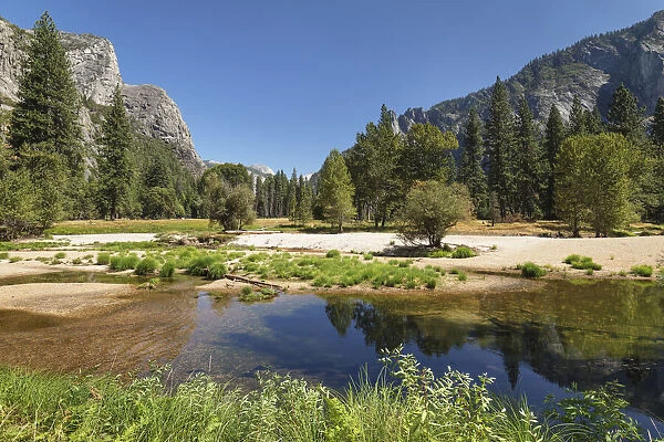 Merced River in Yosemite Valley, Yosemite National Park, UNESCO World Heritage Site