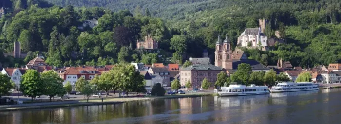 Framed Print : Mildenburg Castle and Parish Church of St. Jakobus, excursion boats on Main River