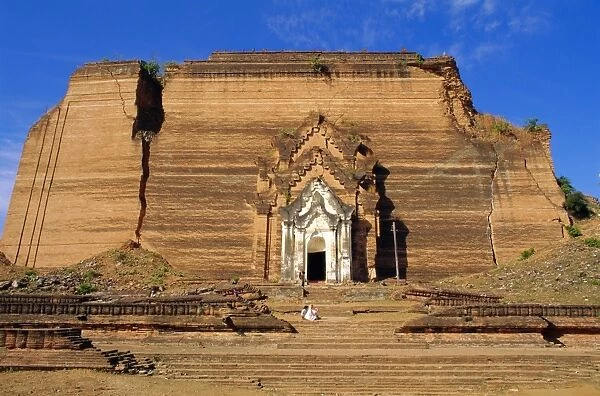 Mingun Pagoda, gigantic and unfinished, Mingun, Myanmar, Asia