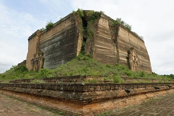 The Mingun temple, along the Irrawaddy river, Mingun, Sagaing Division, Republic of the Union of Myanmar (Burma), Asia