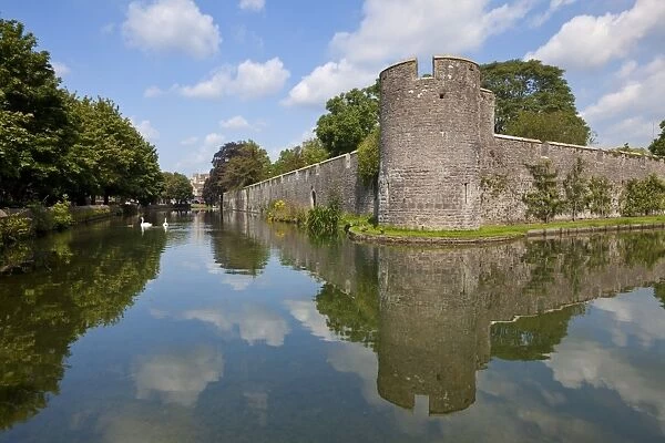 Moat and Bishops Palace, a medieval building, home to the Bishops of Bath and Wells for 800 years, Wells, Somerset, England, United Kingdom, Europe
