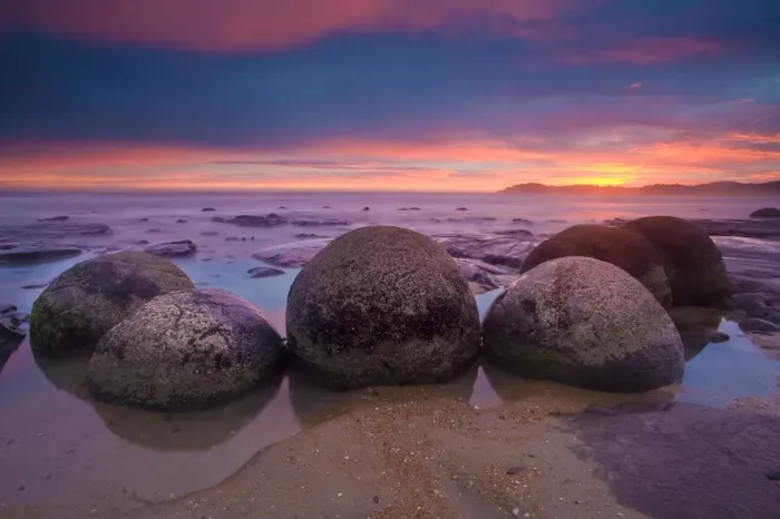Framed Print : Moeraki Boulders, Otago, South Island, New Zealand, Pacific Framed Print : Moeraki Boulders, Otago, South Island, New Zealand, Pacific