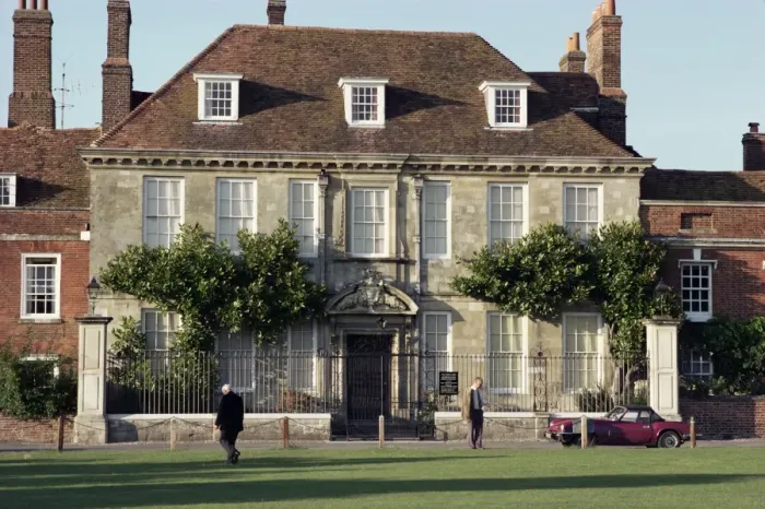 Framed Print : Mompesson House in the Cathedral Precinct, Salisbury, Wiltshire, England Framed Print : Mompesson House in the Cathedral Precinct, Salisbury, Wiltshire, England
