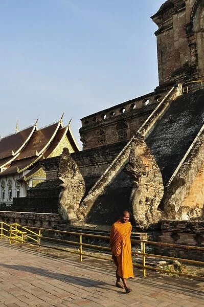 Monk walking past Wat Chedi Luang, Chiang Mai, Thailand, Southeast Asia, Asia