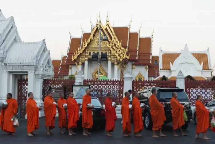 Framed Print : Monks collecting morning alms, The Marble Temple (Wat Benchamabophit), Bangkok, Thailand Framed Print : Monks collecting morning alms, The Marble Temple (Wat Benchamabophit), Bangkok, Thailand