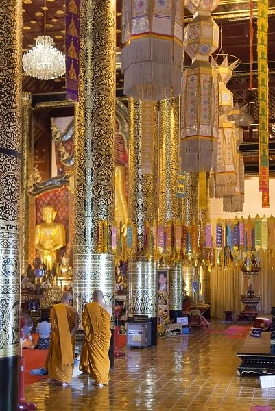Monks at Wat Chedi Luang Worawihan temple, Chiang Mai, Thailand, Southeast Asia, Asia
