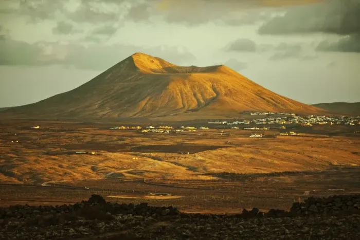 Framed Print : Montana Arena cone at sunset, one of a chain of volcanoes south of Corralejo, Villaverde, Fuerteventura, Canary Islands, Spain, Europe