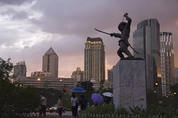 Monument of Soldier and city skyline at sunset