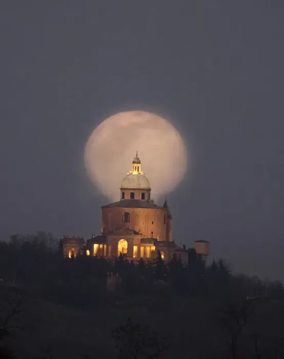 Framed Print : Moon rise behind the San Luca Basilica, Bologna, Emilia Romagna, Italy, Europe Framed Print : Moon rise behind the San Luca Basilica, Bologna, Emilia Romagna, Italy, Europe
