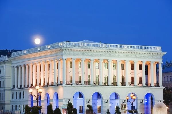 Moon rising over National Music Academy, Maidan Nezalezhnosti (Independence Square)
