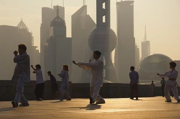 Morning exercise against the background of Lujiazui Finance and trade zone