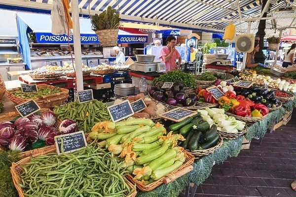 The morning fruit and vegetable market, Cours Saleya, Nice, Alpes Maritimes, Provence, Cote d Azur, French Riviera, France, Europe