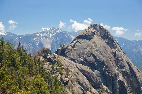Moro Rock and the high mountains of the Sierra Nevada, Sequoia National Park