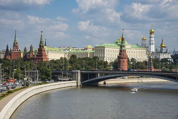 The Moskva River (Moscow River) and the Kremlin, UNESCO World Heritage Site, Moscow, Russia, Europe