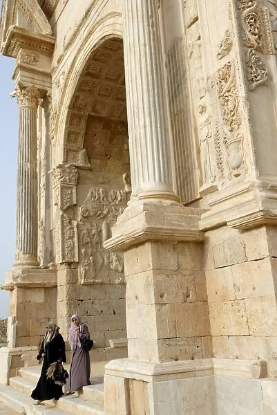 Moslem women and Arch of Septimus Severus
