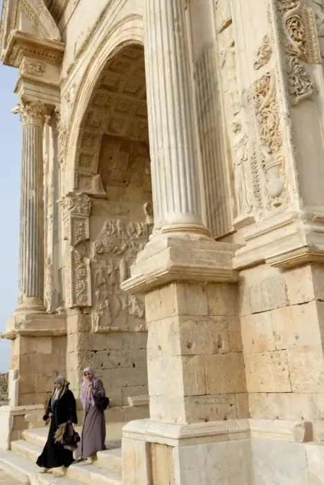 Framed Print : Moslem women and Arch of Septimus Severus Framed Print : Moslem women and Arch of Septimus Severus