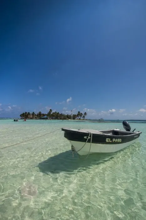Framed Print : Motorboat anchoring in the turquoise waters of El Acuario, San Andres, Caribbean Sea Framed Print : Motorboat anchoring in the turquoise waters of El Acuario, San Andres, Caribbean Sea