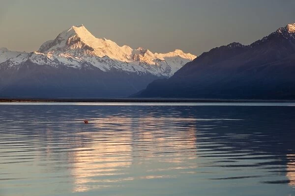 Mount Cook and Lake Pukaki at sunrise, Mount Cook National Park, UNESCO World Heritage Site, Canterbury region, South Island, New Zealand, Pacific