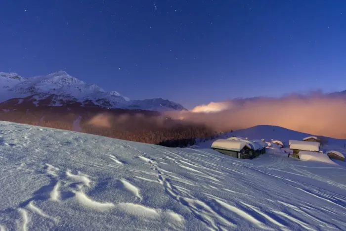 Framed Print : Mountain huts covered with snow under the starry winter sky, Andossi, Madesimo Framed Print : Mountain huts covered with snow under the starry winter sky, Andossi, Madesimo